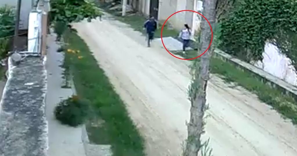En el video captado por cámaras de seguridad se aprecia a la joven correr al ver que los sujetos intentaban acercársele (CAPTURA) 