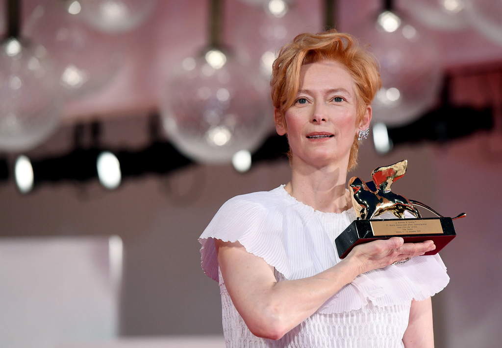 La actriz británica Tilda Swinton fue galardonada hoy con el León de Oro honorífico del Festival de cine de Venecia, un reconocimiento que recibió como 'una chica punk' que busca su camino todavía con toda una carrera por delante. (ARCHIVO) 