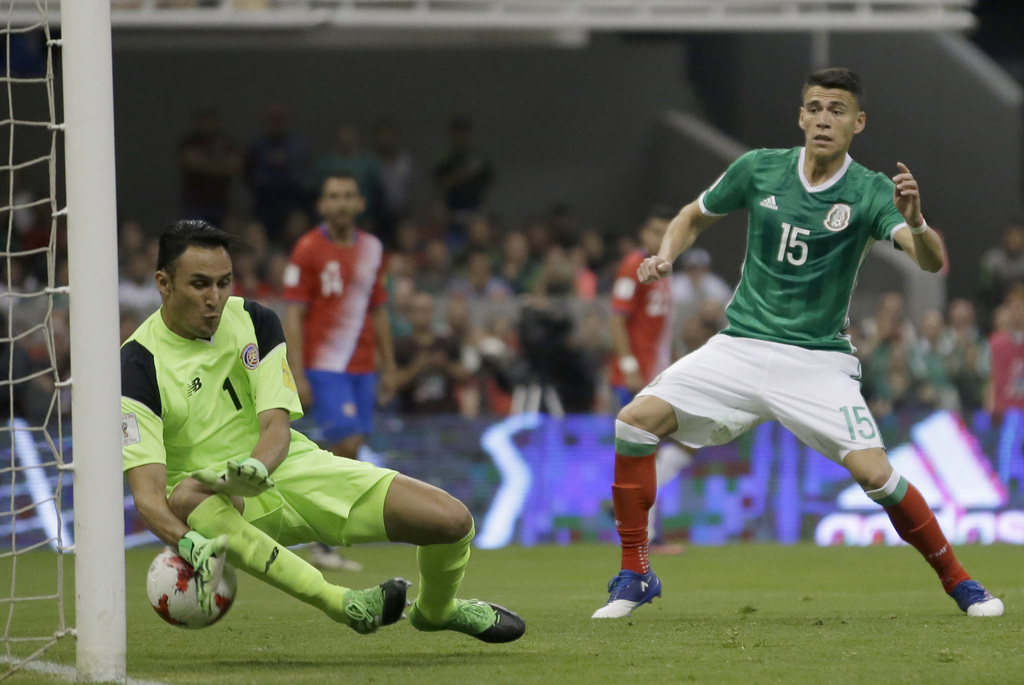 El arquero Keylor Navas trata de detener un remate en un partido entre la Selección Mexicana y Costa Rica. (ARCHIVO)