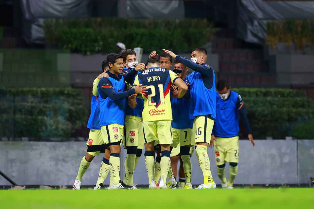 Jugadores del América celebran con Henry Martín, quien anotó el primer tanto, en la victoria de las Águilas 3-1 sobre Mazatlán FC. (JAM MEDIA)