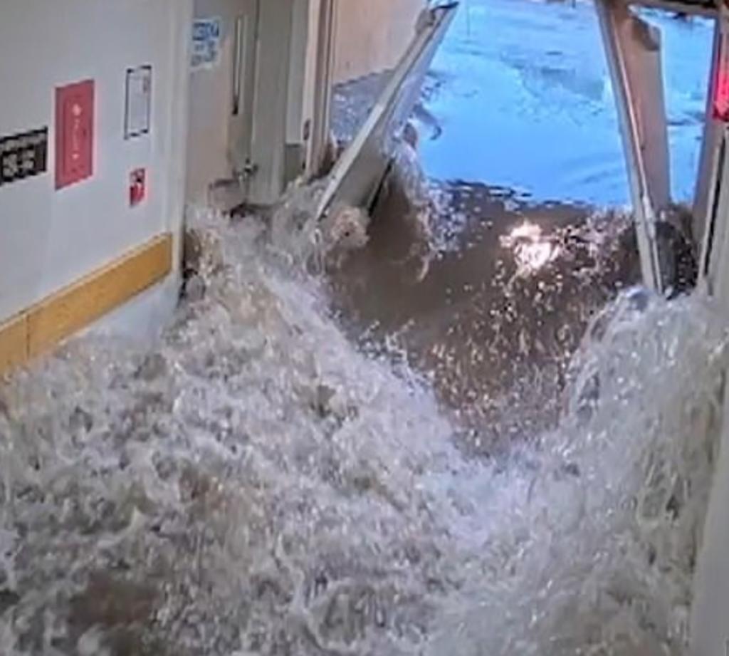 Inundación repentina azota a hospital y cierra indefinidamente