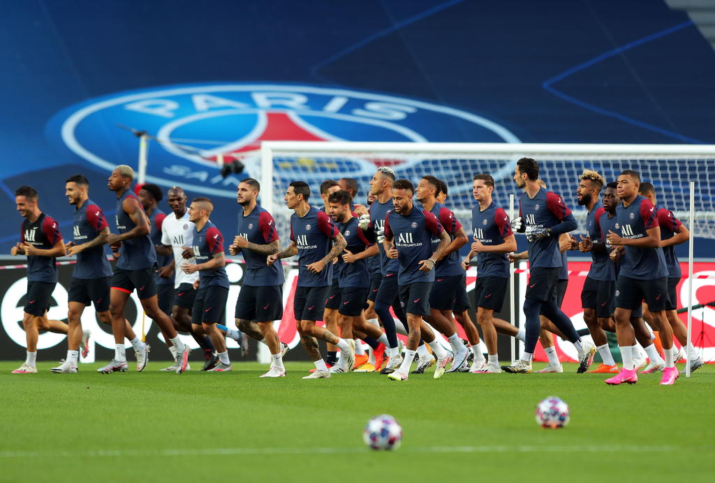 El París Saint-Germain (PSG) anunció este jueves que ha registrado otros tres positivos por coronavirus entre sus jugadores, que elevan a seis el total, mientras que, según los medios, el internacional francés Steve Mandanda sigue contagiado. (ARCHIVO)