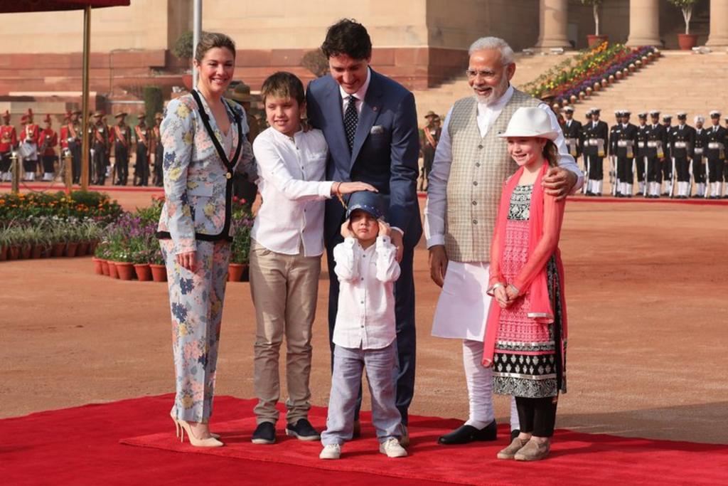 El primer ministro canadiense, Justin Trudeau, y su esposa, Sophie Gregoire, decidieron que sus tres hijos acudan a la escuela en vez de la alternativa de que sigan las clases a distancia por el riesgo que representa la pandemia de COVID-19. (CORTESÍA)