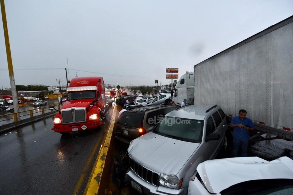 La carambola registrada la mañana del jueves en el periférico de Torreón, sobre el puente El Campesino dejó un total 21 unidades involucradas, las cuales dejaron daños materiales estimados en alrededor de 650 mil pesos además de 8 lesionados. (ARCHIVO)