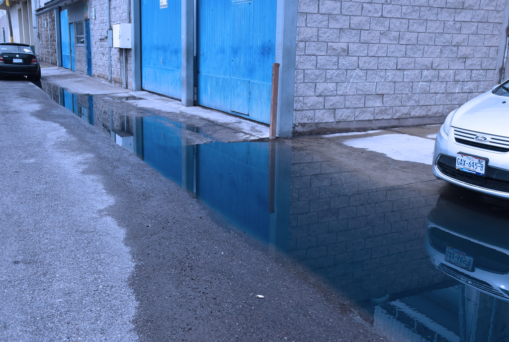 Los empresarios señalaron que cada vez que llueve en varias calles de este sector se observa correr el agua en color azul.
