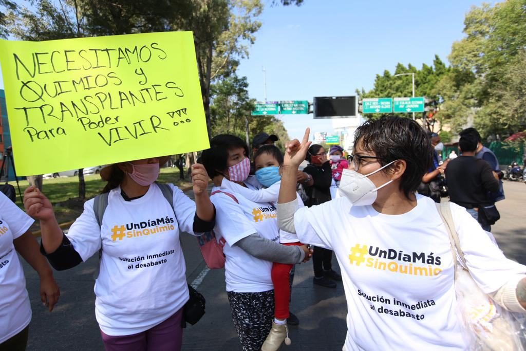 Cerca de las 11:00 de este jueves, los familiares de niños con cáncer protestaron.