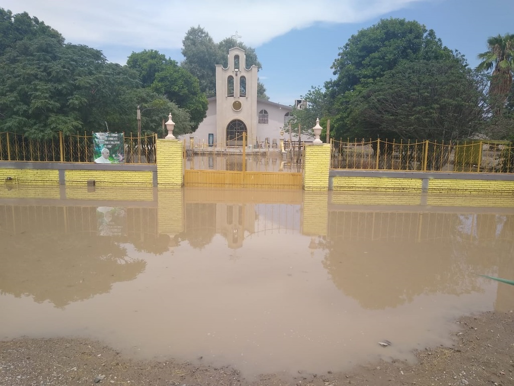 Matamoros fue uno de los municipios de la región que registraron mayor afectación por la lluvia de ayer y la iglesia del ejido El Cambio quedó bajo el agua. (EL SIGLO DE TORREÓN) 