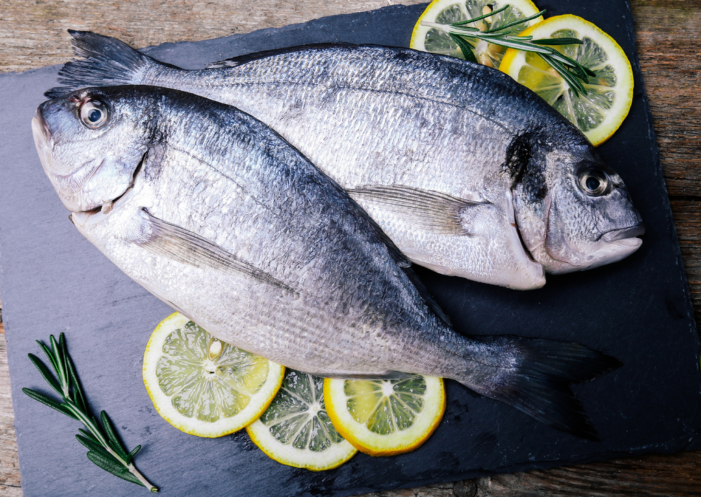 Vitaminas del grupo B se pueden encontrar en alimentos de origen animal como el pescado. (ARCHIVO)