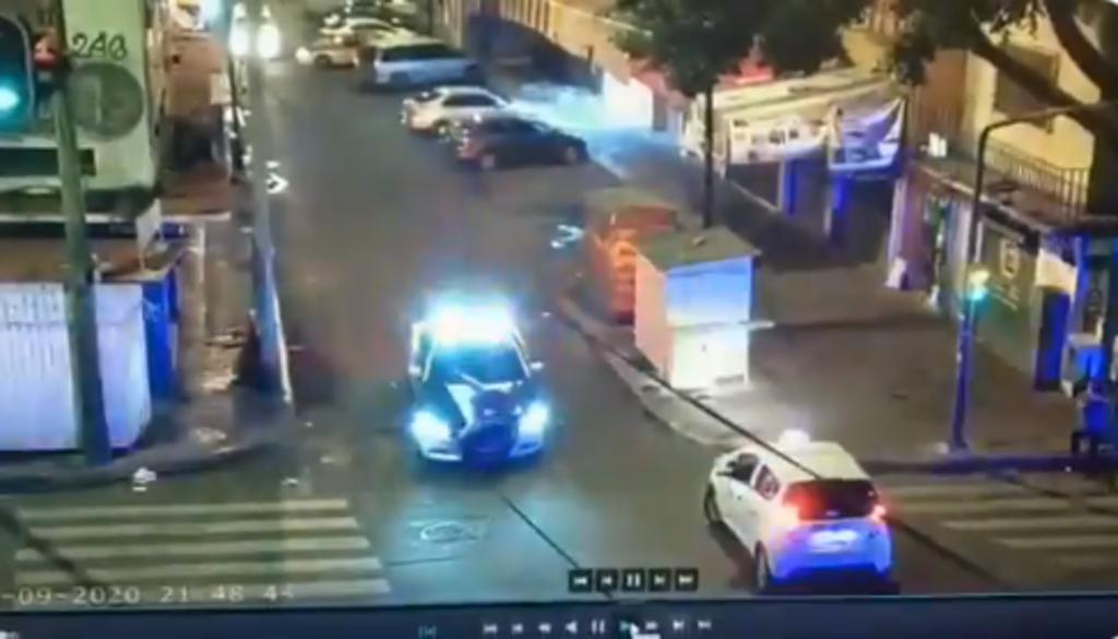 En el video que circula en redes se observa cómo la víctima es alcanzada por dos delincuentes cuando caminaba la noche del martes en las inmediaciones de Plaza San Pablo, en la Merced. 
(TWITTER)