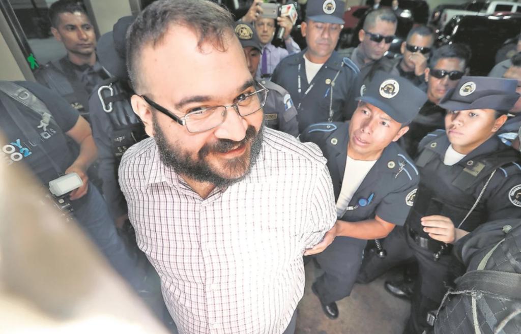 Un juez del fuero local en el estado de Veracruz informó que existe una orden de aprehensión en contra del exgobernador de la entidad, Javier Duarte de Ochoa, por desaparición forzada del expolicía David Lara Cruz.
(ARCHIVO)