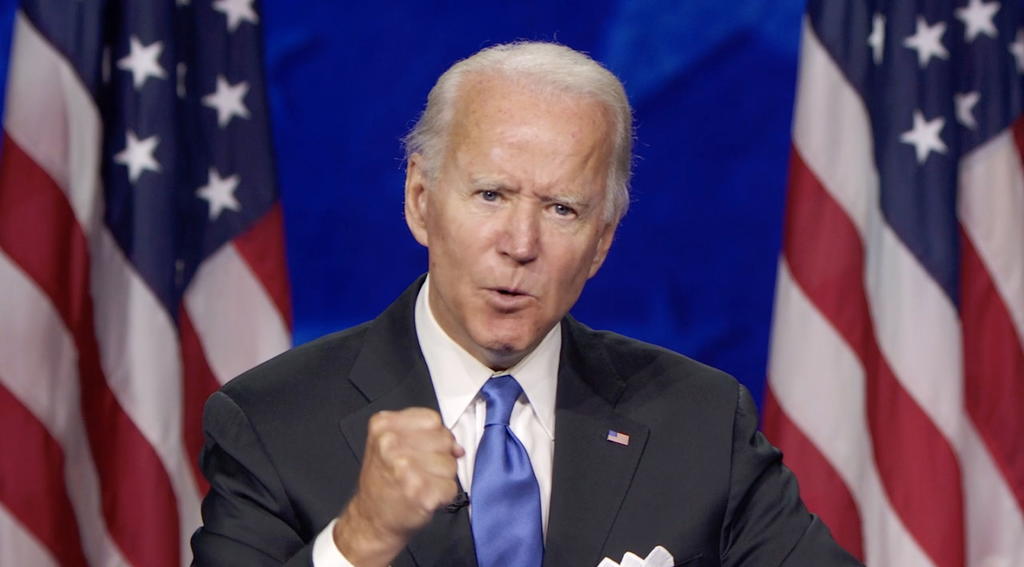 Joe Biden confirmó el viernes que le han realizado la prueba del COVID-19 al menos una vez y prometió que lo hará regularmente durante la campaña electoral contra el presidente Donald Trump. (ARCHIVO) 