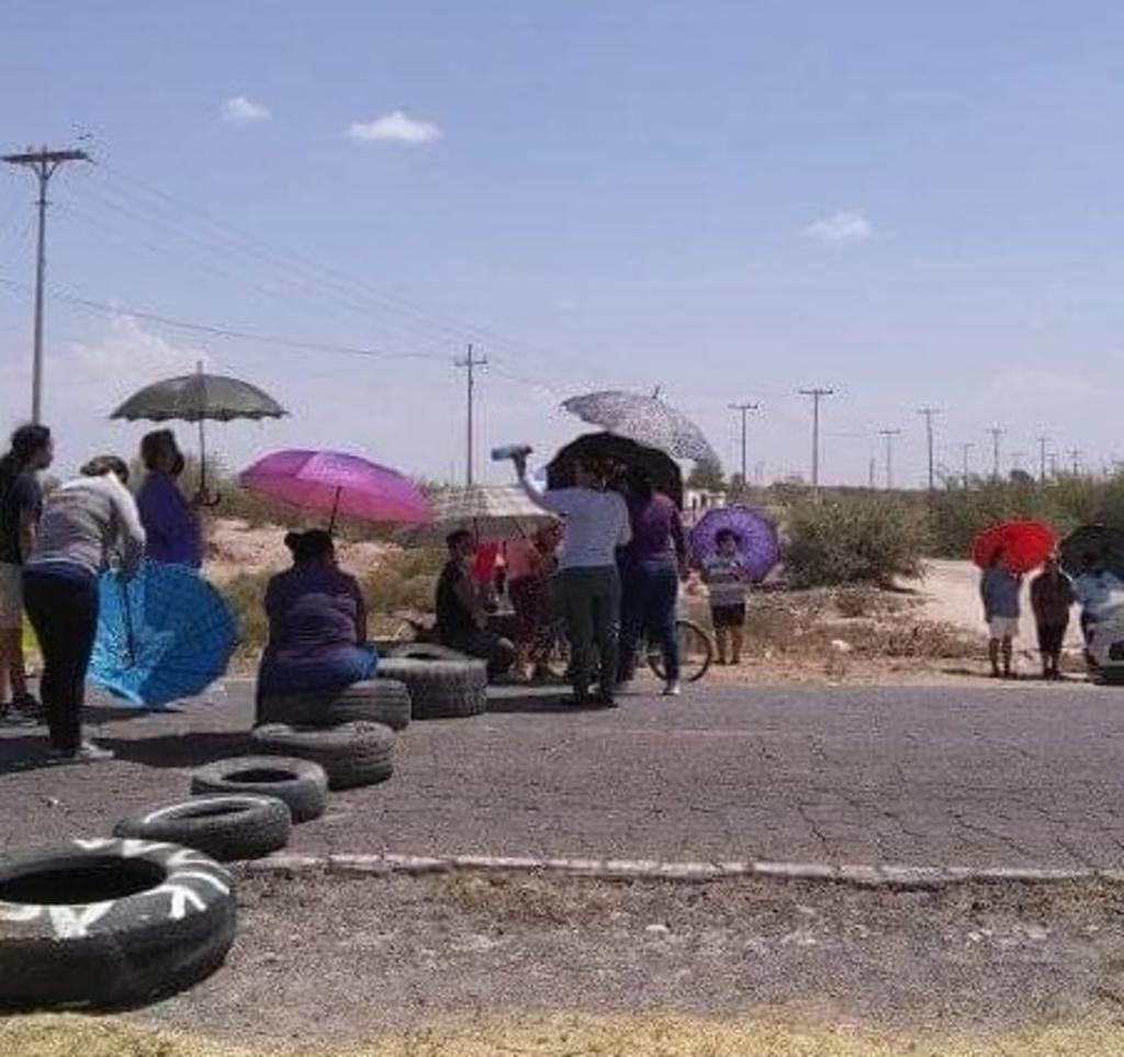 Este viernes habitantes de la comunidad de Horizonte, del municipio de Tlahualilo, bloquearon la carretera Gómez Palacio-Tlahualilo a fin de manifestar su inconformidad luego de que van 4 días que se encuentran sin energía eléctrica y que afecta a unas 30 familias de esta localidad. (DIANA GONZÁLEZ)