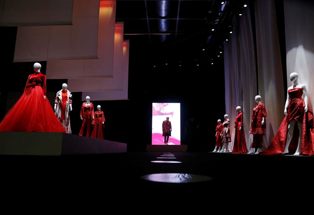 Maniquíes portan vestidos de la colección Musa número uno del diseñador mexicano Benito Santos. (AGENCIAS)