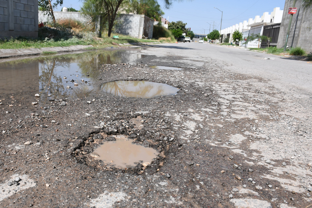 El titular del SIMV, Humberto Niño, declaró que si el pavimento no se hidrata, se reseca y con cualquier 'lluviecita' brotan los baches.