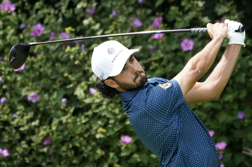 El golfista mexicano Abraham Ancer tuvo una espectacular primera ronda de -6 y se colocó en el quinto lugar en el Tour Championship. (ARCHIVO)