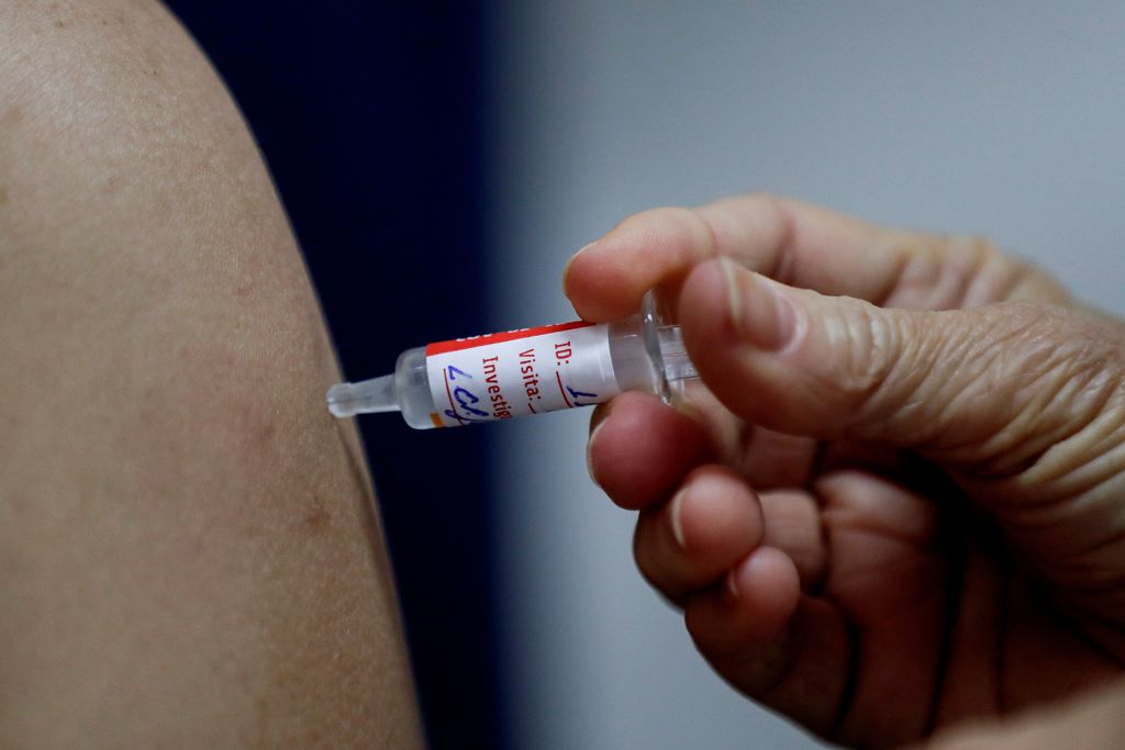 Especialistas de la UNAM previeron que la vacuna que actualmente desarrollan estará lista para mediados de 2021.