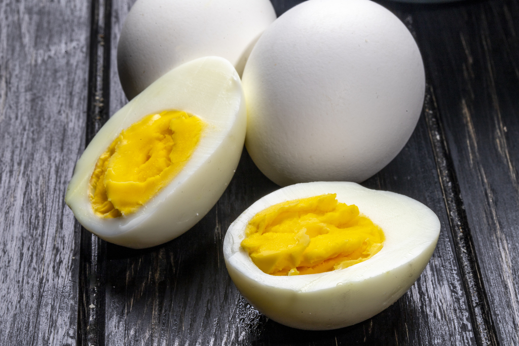 Añade media cucharadita de bicarbonato para que los huevos cocidos no se rompan al pelarlos. (ARCHIVO)