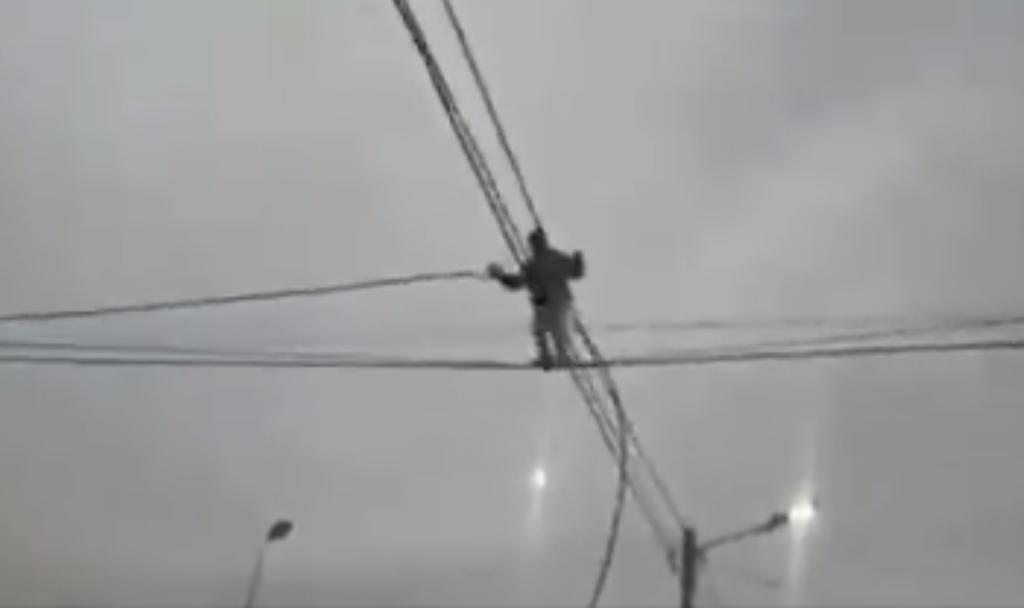 Las imágenes del hombre sobre el cableado de luz no tardaron en viralizarse en redes sociales (CAPTURA) 