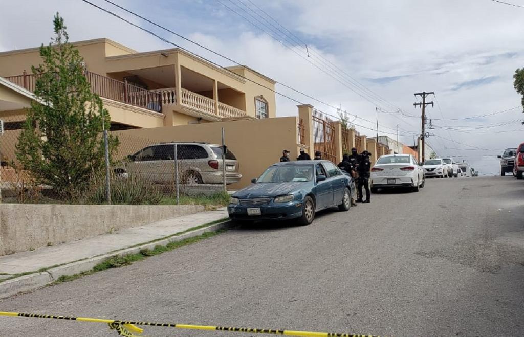 Elementos de la Agencia de Investigación Criminal de la Fiscalía General del Estado (FGE) de Coahuila, tomaron conocimiento del hallazgo del cuerpo sin vida de un hombre de 65 años; quien presuntamente murió por suicidio en su domicilio. (RENÉ ARELLANO)