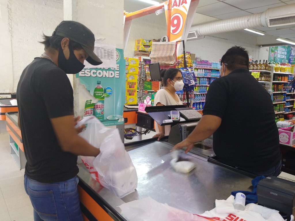 Para completar sus gastos y pagar su educación, Juan Mario trabaja como 'cerillito' en un supermercado de la zona comercial de Francisco I. Madero desde hace años. (MARY VÁZQUEZ)