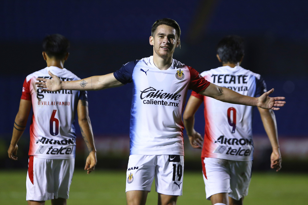 Chivas derrotó como visitante 3-1 a los Tigres.