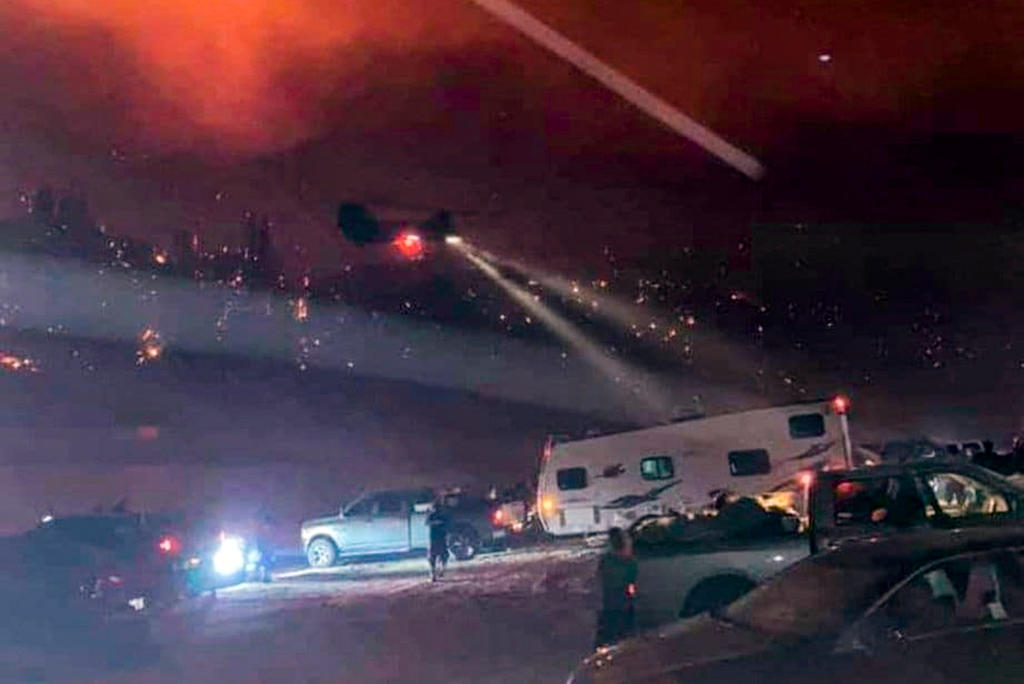 Más de 200 personas que se encontraban en una zona de acampada fueron evacuadas en helicóptero este domingo a causa de una nuevo incendio declarado en la Sierra de California (EUA), en un fin de semana en que el estado vivió su segunda ola de calor en pocas semanas. (EFE)