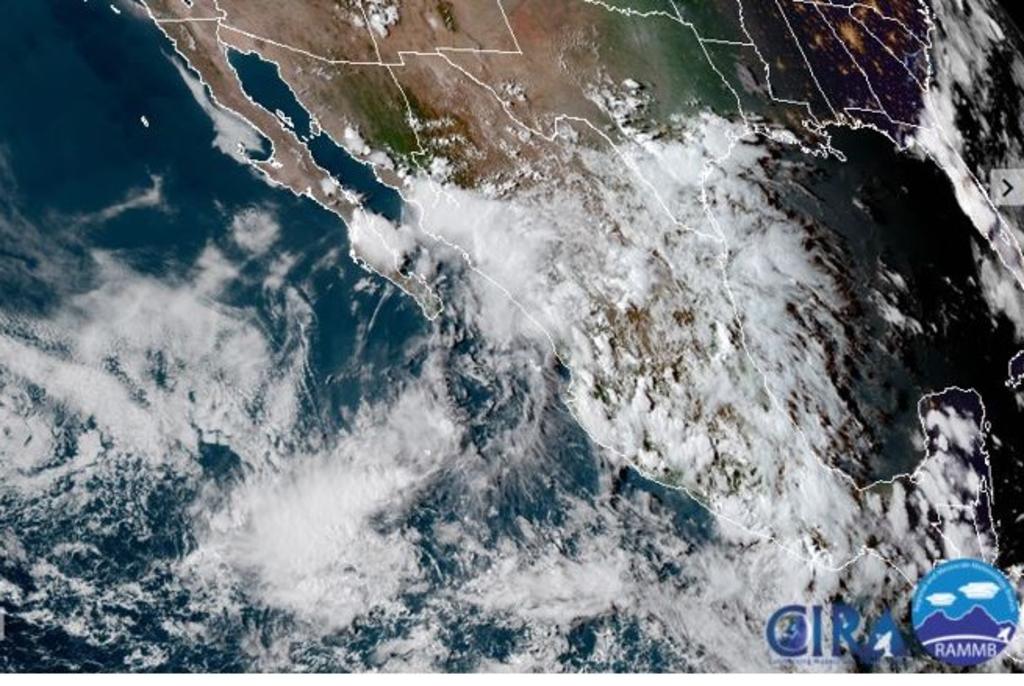 La tormenta tropical 'Julio' se debilitó a depresión tropical a cientos de kilómetros de Baja California Sur. (TWITTER)