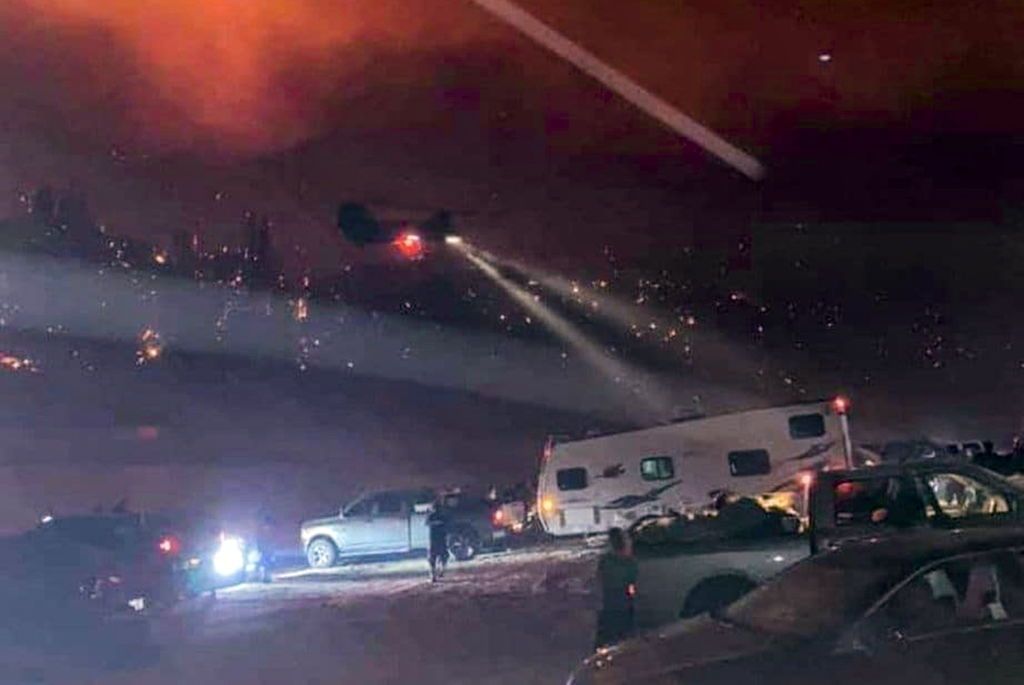 Helicópteros militares rescataron a 63 personas de la zona, según el Departamento de Bomberos. (EFE) 