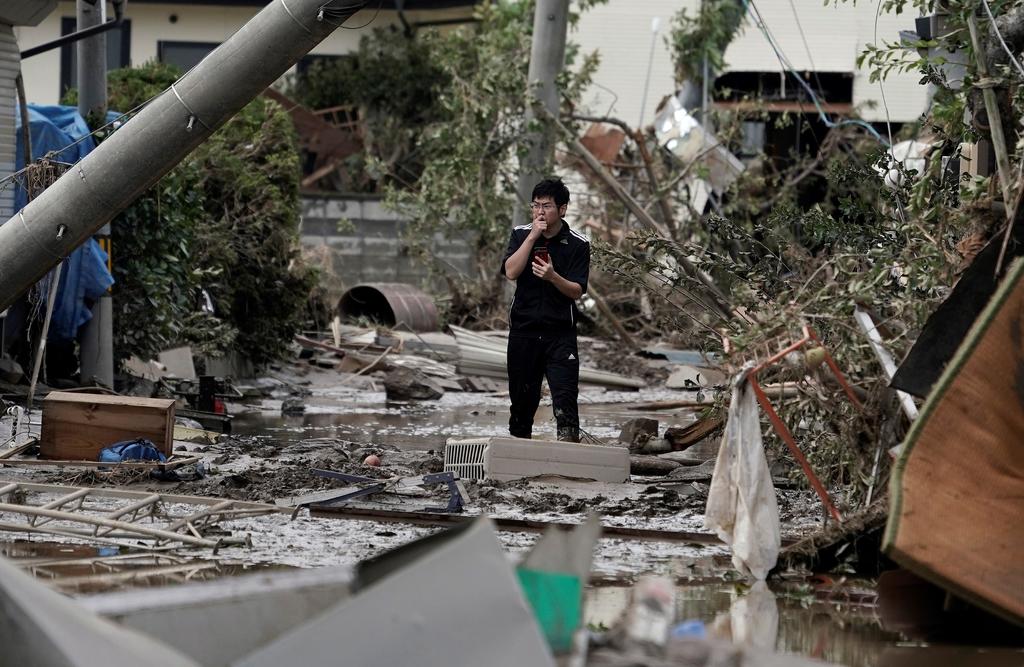 Tocó tierra en la isla de Kyushu cerca de la pasada medianoche, y desde entonces y hasta la mañana del lunes causó estragos en esa región, que incluye ciudades como Nagasaki, Fukuoka o Kumamoto, mientras se dirigía hacia la península coreana.
(EFE)