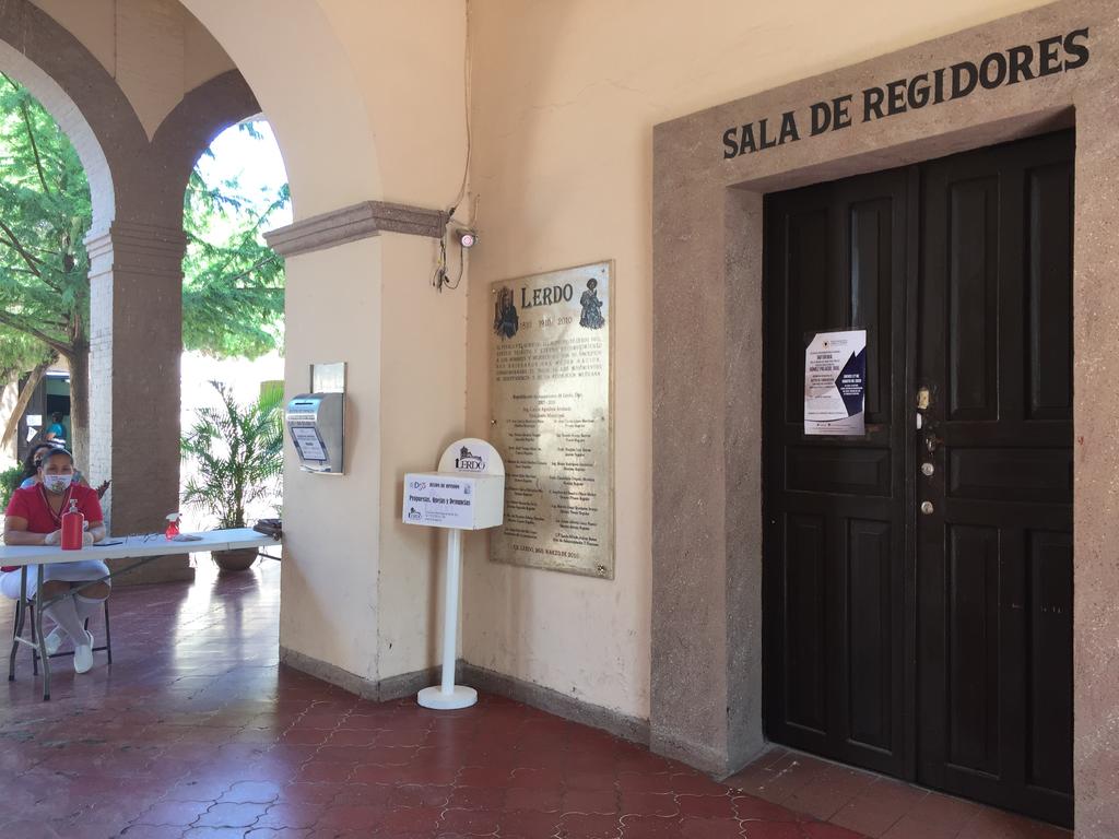 Tras el cierre de la Sala de Regidores, se llevaron a cabo trabajos de sanitización en este lugar, ubicado al interior de la Presidencia Municipal. (ARCHIVO)