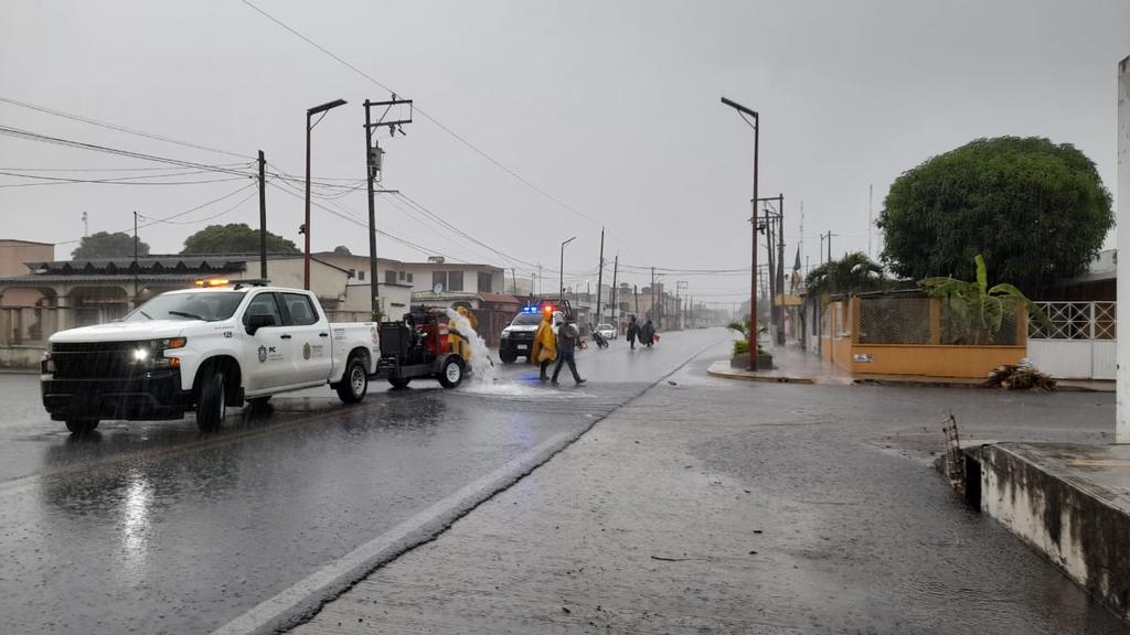 Las intensas lluvias, que golpearon durante el fin de semana al territorio veracruzano, dejaron afectaciones en 19 municipios. (TWITTER)