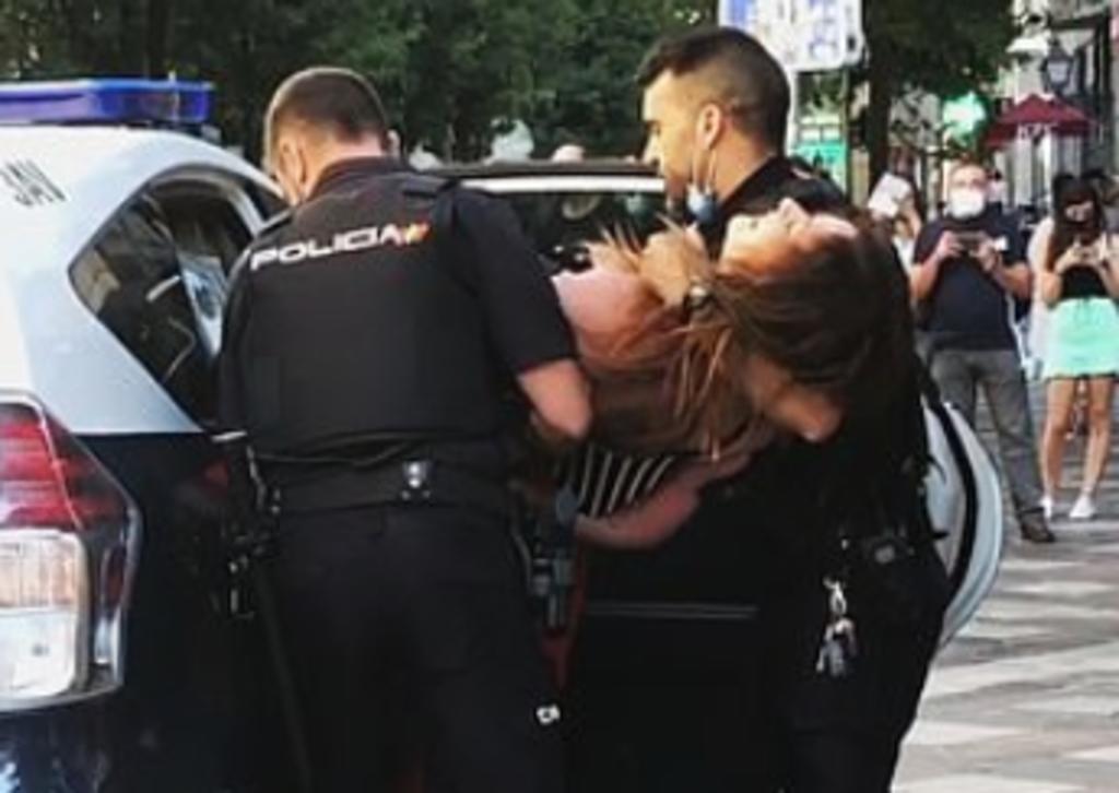 La mujer y los policías forcejearon por más de un minuto (CAPTURA)