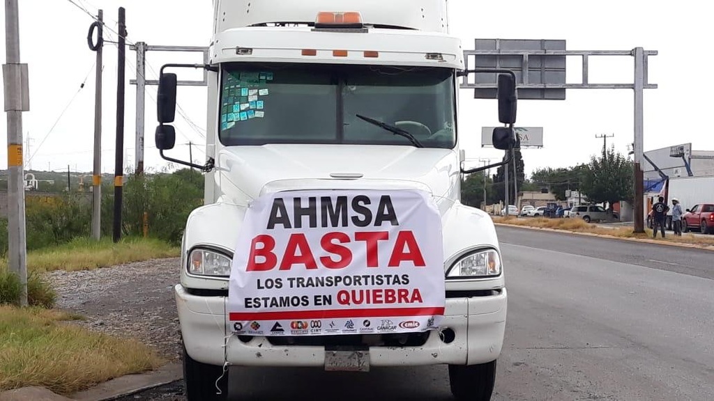 Aspectos de las protestas de los transportistas en Monclova, quienes se quejan de la falta de pagos. (ARCHIVO) 