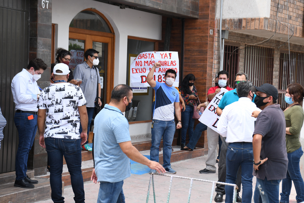 Los quejosos se manifestaron ayer con pancartas contra el secretario general de la Sección 35. (FERNANDO COMPEÁN)