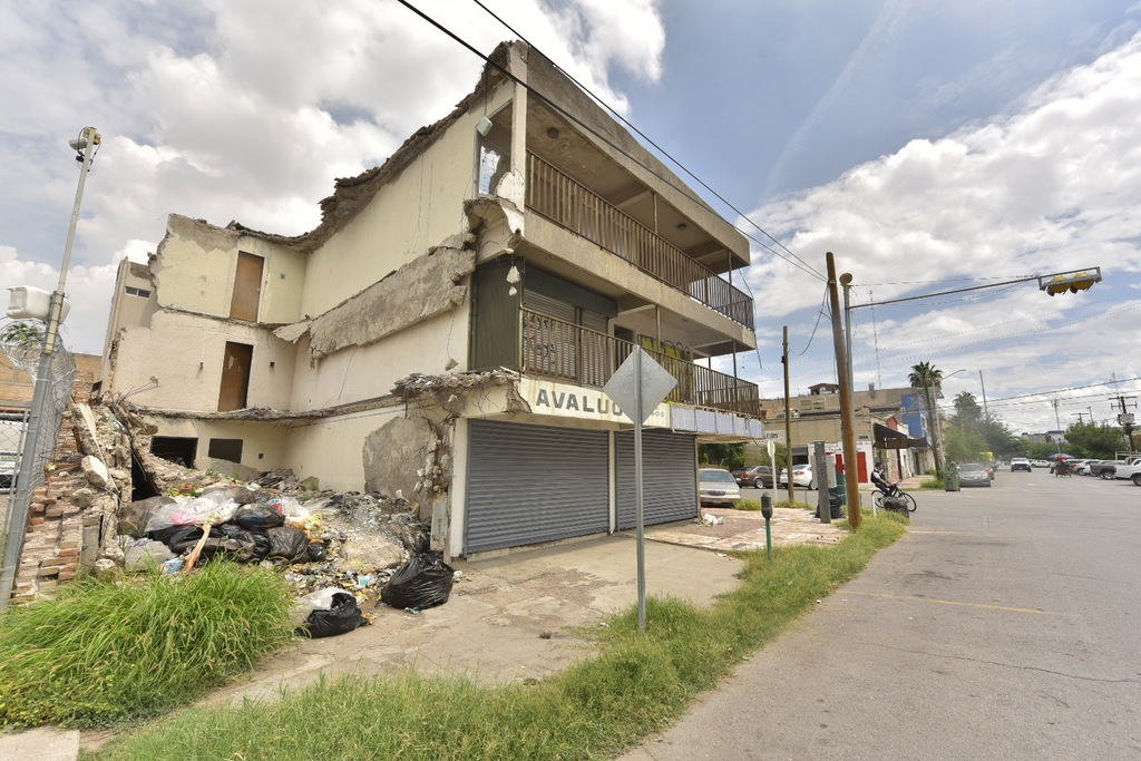 Algunos edificios en la avenida Matamoros se encuentran en las ruinas debido a la baja desocupación a lo largo de esta vialidad. (ÉRICK SOTOMAYOR)