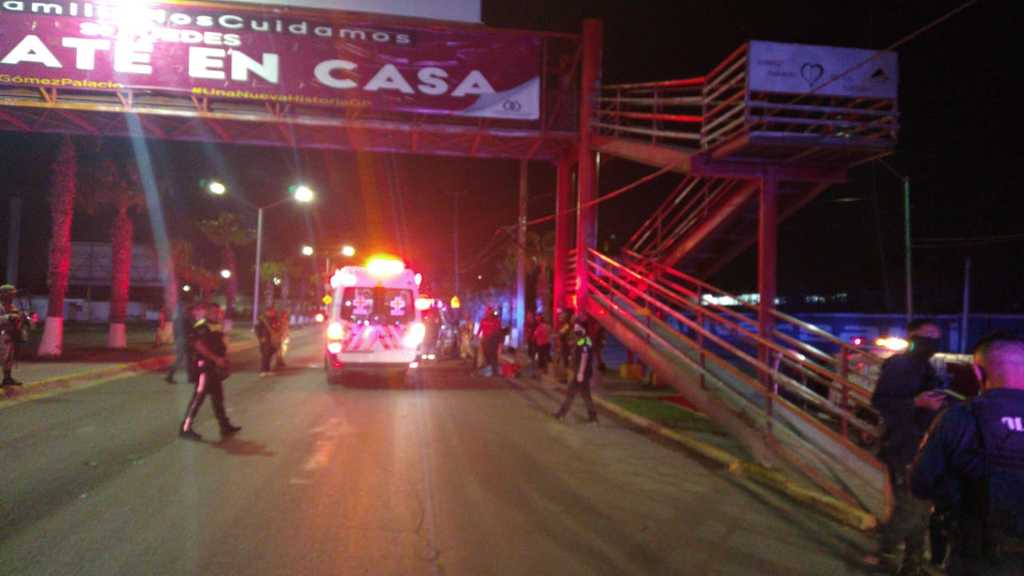 El incidente ocurrió cerca de las 22:50 horas del domingo en el paso elevado ubicado sobre la calzada Carlos Herrera. (EL SIGLO DE TORREÓN)