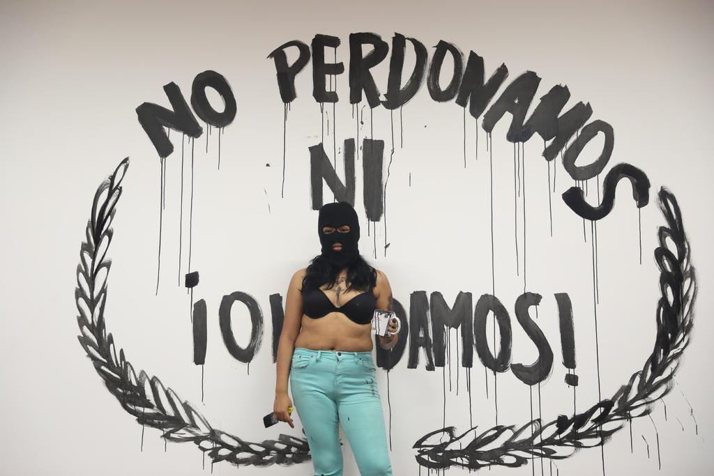 Al mantener la toma de las instalaciones de la CNDH en el Centro Histórico de la Ciudad de México, rechazaron que Piedra Ibarra haya atendido sus demandas y para continuar su protesta le prendieron fuego a carteles y acrílicos con el logo de la CNDH a las puertas del edificio. (ARCHIVO)
