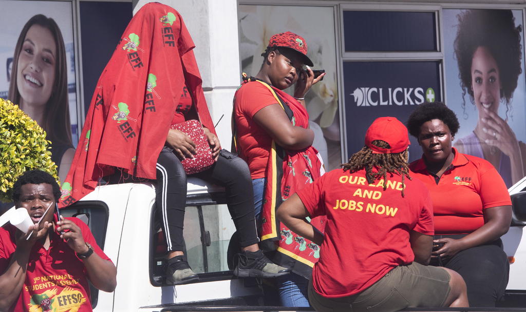 Una campaña publicitaria difundida por el grupo de perfumerías sudafricanas Clicks en la que se denigra el pelo afro, característico de la población negra, ha generado indignación y ha derivado en dos días de protestas ante las tiendas de la cadena en todo el país. (EFE) 