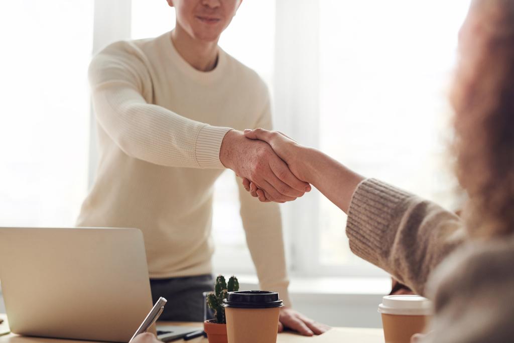 En el mercado hay distintos tipos de créditos personales y uno de ellos son los préstamos entre personas, o p2p lending, los cuales se consiguen a través de una fintech, que conecta a quienes lo requieren con inversionistas, que prestarán el dinero a cambio de un interés. (ESPECIAL)