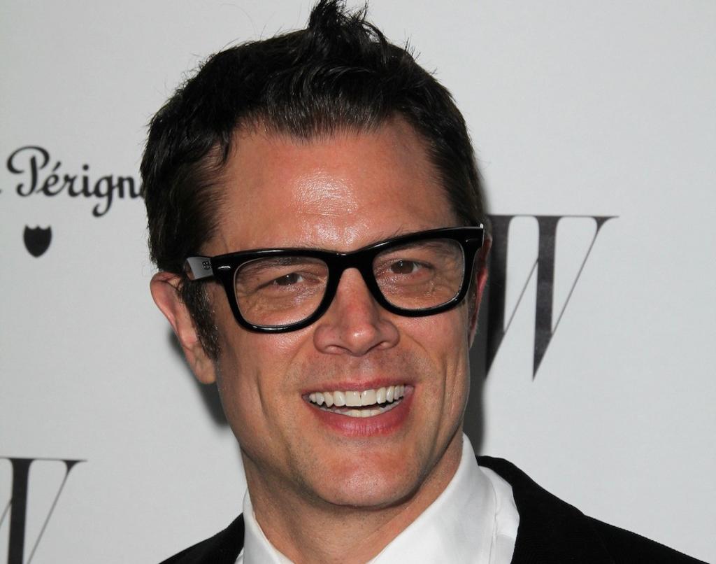 Actualmente con 49 años de edad, Johnny está dejando crecer su cabellera natural, presumiendo sus canas que de acuerdo a su post tiene desde hace más de 20 años. (Especial)