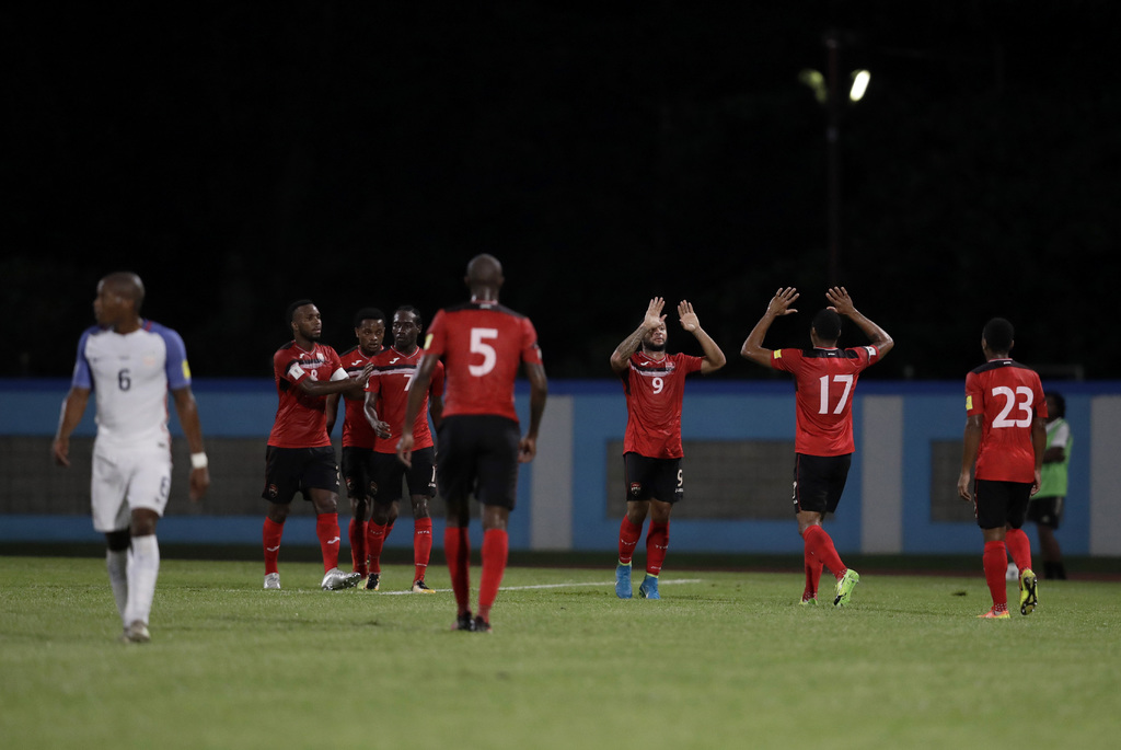 Jugadores de Trinidad y Tobago celebran un tanto ante Estados Unidos en las eliminatorias para el Mundial de 2018. (ARCHIVO)