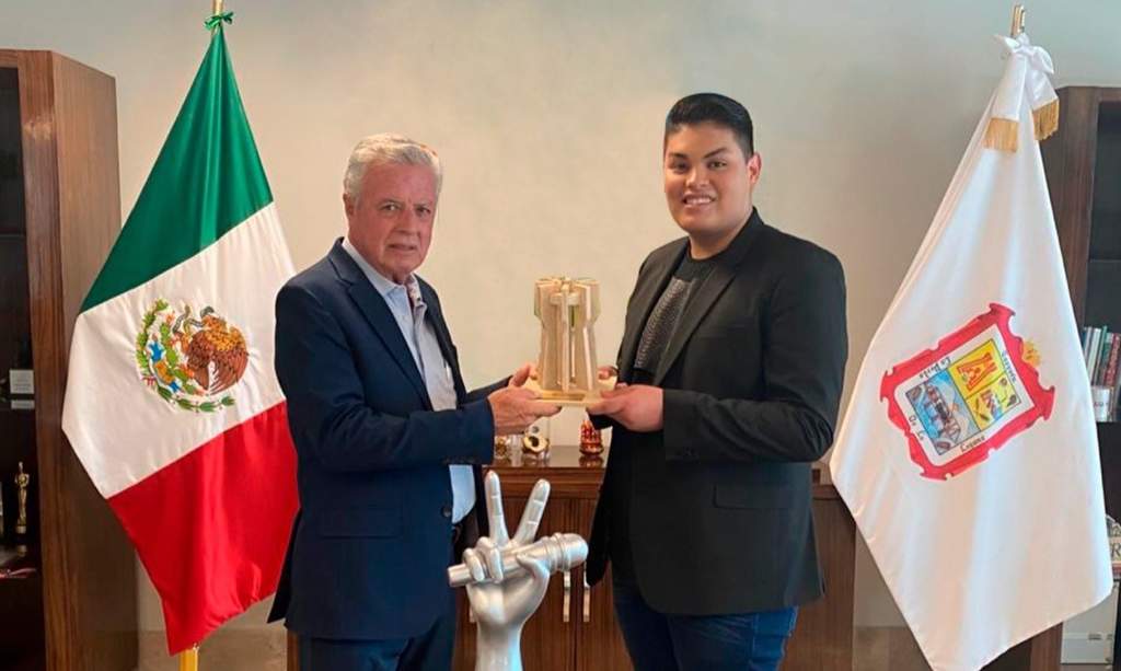 Distinción. El alcalde de Torreón felicitó ayer al ganador de La Voz Azteca, Fernando Sujo. 