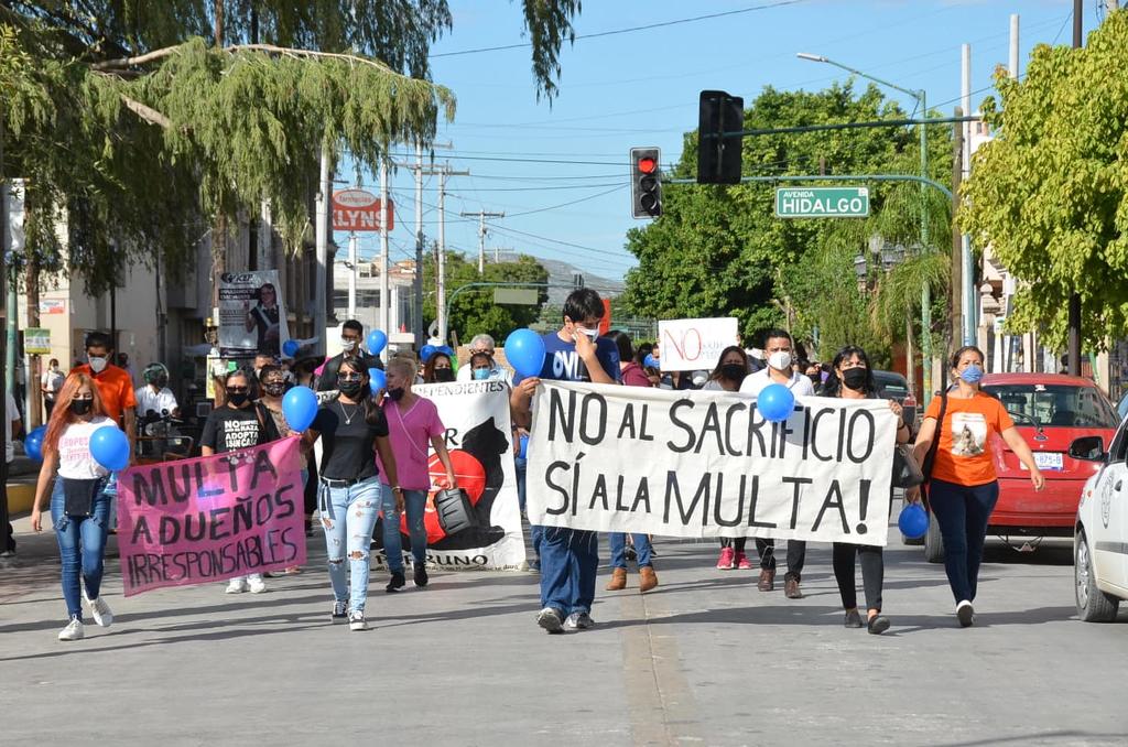Lucía Sapien, de la Defensoría Animalista de La Laguna, mencionó que el objetivo de la marcha es solicitar a las autoridades municipales que hagan su trabajo conforme al reglamento. (DIANA GONZÁLEZ)