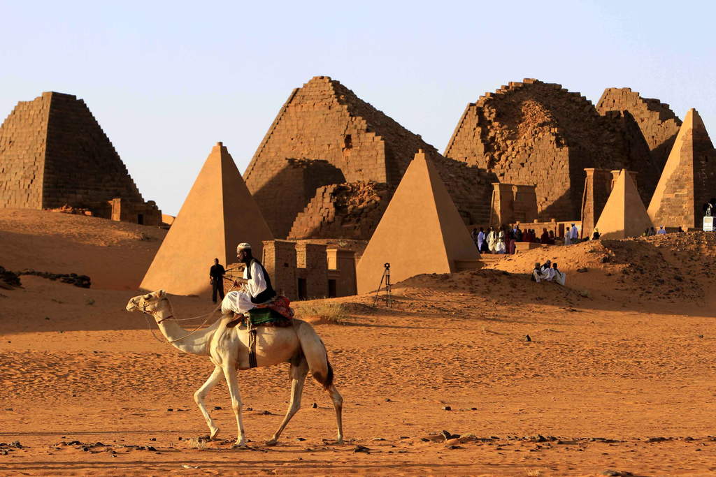 La Autoridad de Museos y Antigüedades de Sudán declaró este miércoles el estado de emergencia ante el peligro que corren varios sitios arqueológicos del país, incluido uno patrimonio de la humanidad de la UNESCO, donde se encuentran las pirámides sudanesas. (ARCHIVO) 
