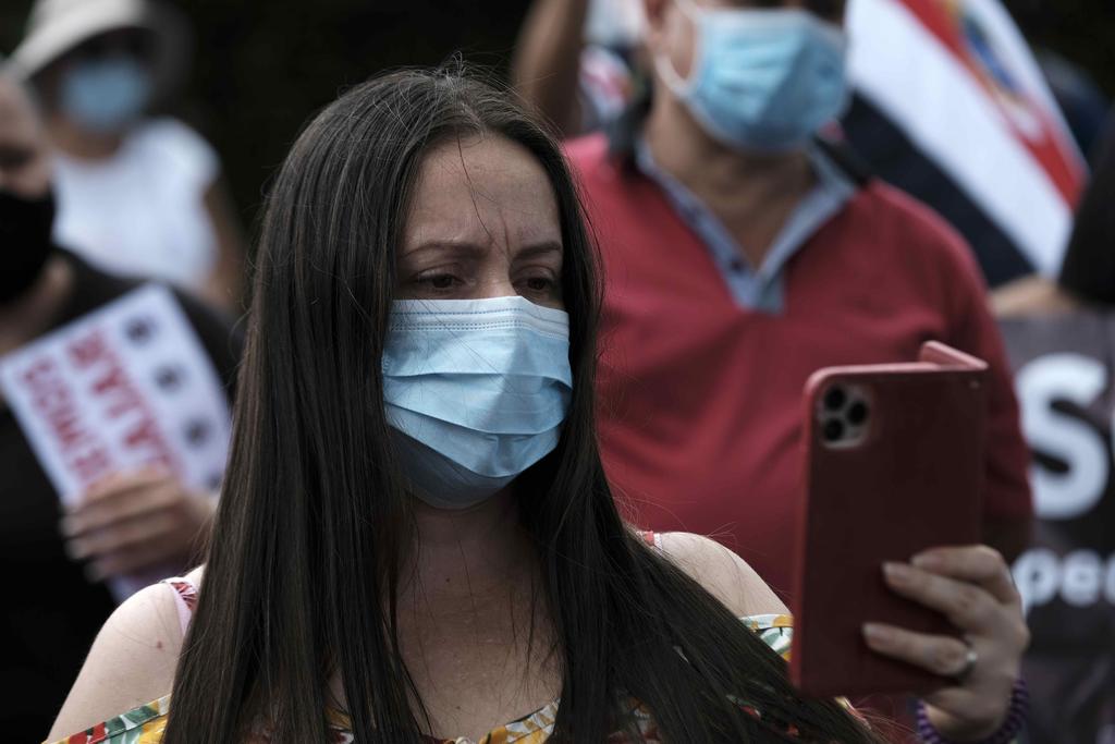 Tras seis meses de pandemia de la COVID-19, Costa Rica puso en marcha este miércoles la mayor fase de apertura de actividades económicas frente a un gris panorama que pinta un riesgo de saturación del sistema de salud ante el aumento de casos de las últimas semanas. (ARCHIVO)