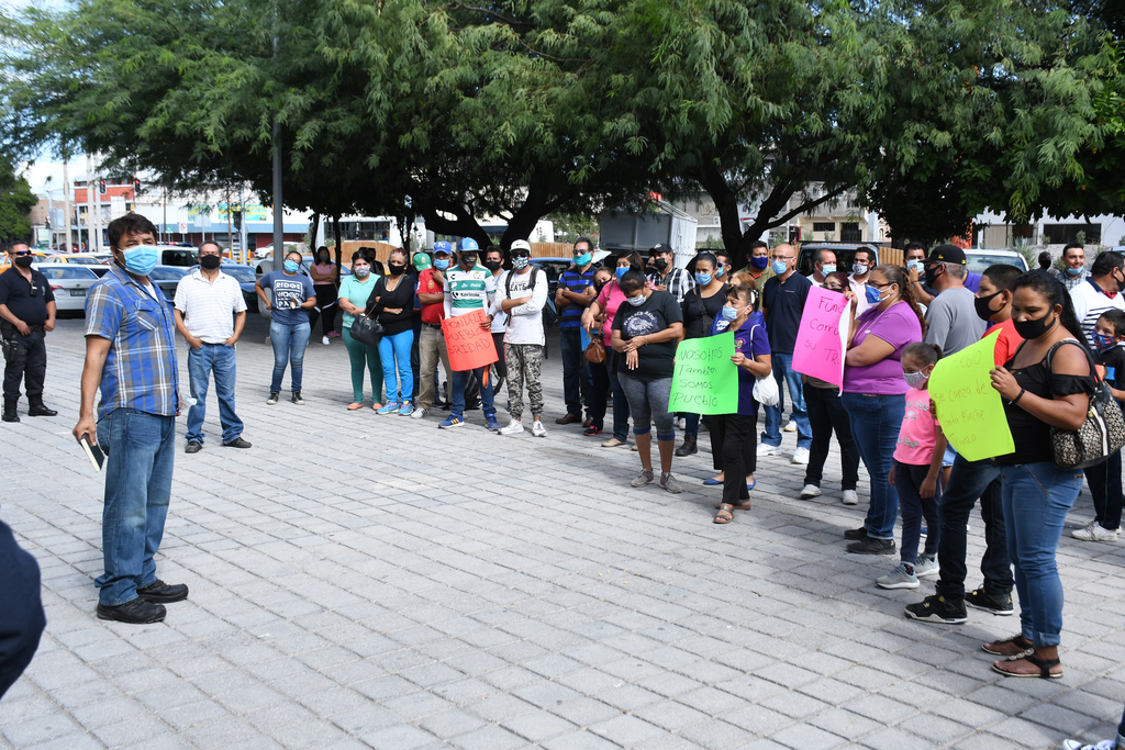 Fueron cerca de 30 personas las que acudieron a manifestarse a la Dirección de Desarrollo Social. (FERNANDO COMPEÁN)