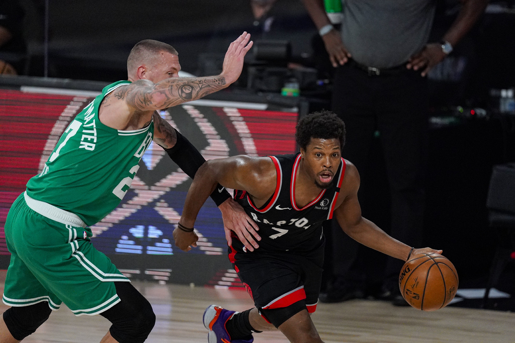 Kyle Lowry (d) marcó 33 puntos, en la victoria de Raptors, en doble tiempo extra, 125-122 sobre los Celtics. (AP)