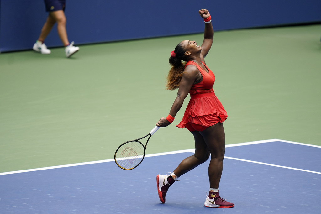 Serena Williams tuvo que venir de atrás para derrotar 4-6, 6-3, 6-2 a Tsvetana Pironkova. (AP)