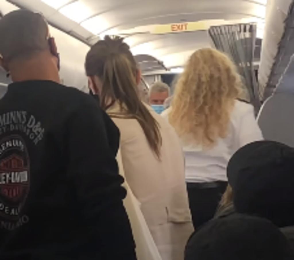 Los demás pasajeros protestaron para no perder el vuelo