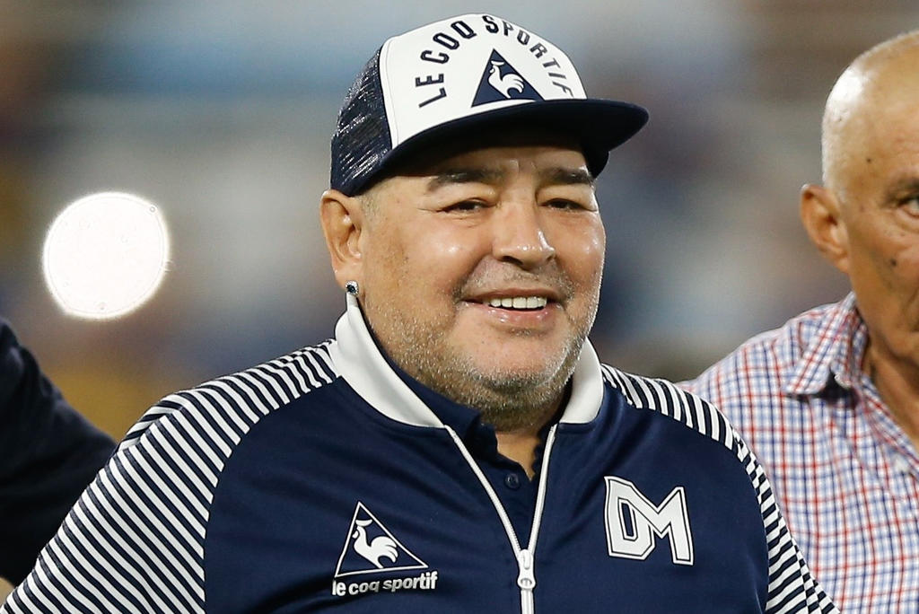 El astro del fútbol Diego Maradona anunció este jueves que donará 'camisetas firmadas, alimentos y obras de infraestructura' a diez ciudades argentinas en una campaña llamada 'Las 10 del 10', organizada junto a la Cruz Roja Argentina. (ARCHIVO)